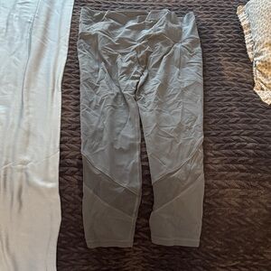 Athleta Salutation Stash Mesh High-Waisted Legging 3/4 length